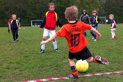 In juli en augustus kunnen 12 tot en met 18 jarigen deelnemen aan diverse zomeravond-voetbaltoernooien.