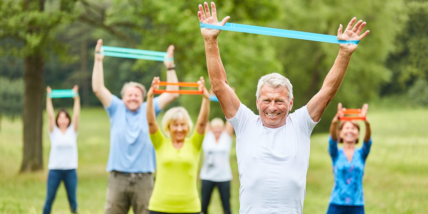 Of het nu wandelen, zwemmen, gymmen of iets anders is: voldoende bewegen is essentieel voor een gezonde oude dag.